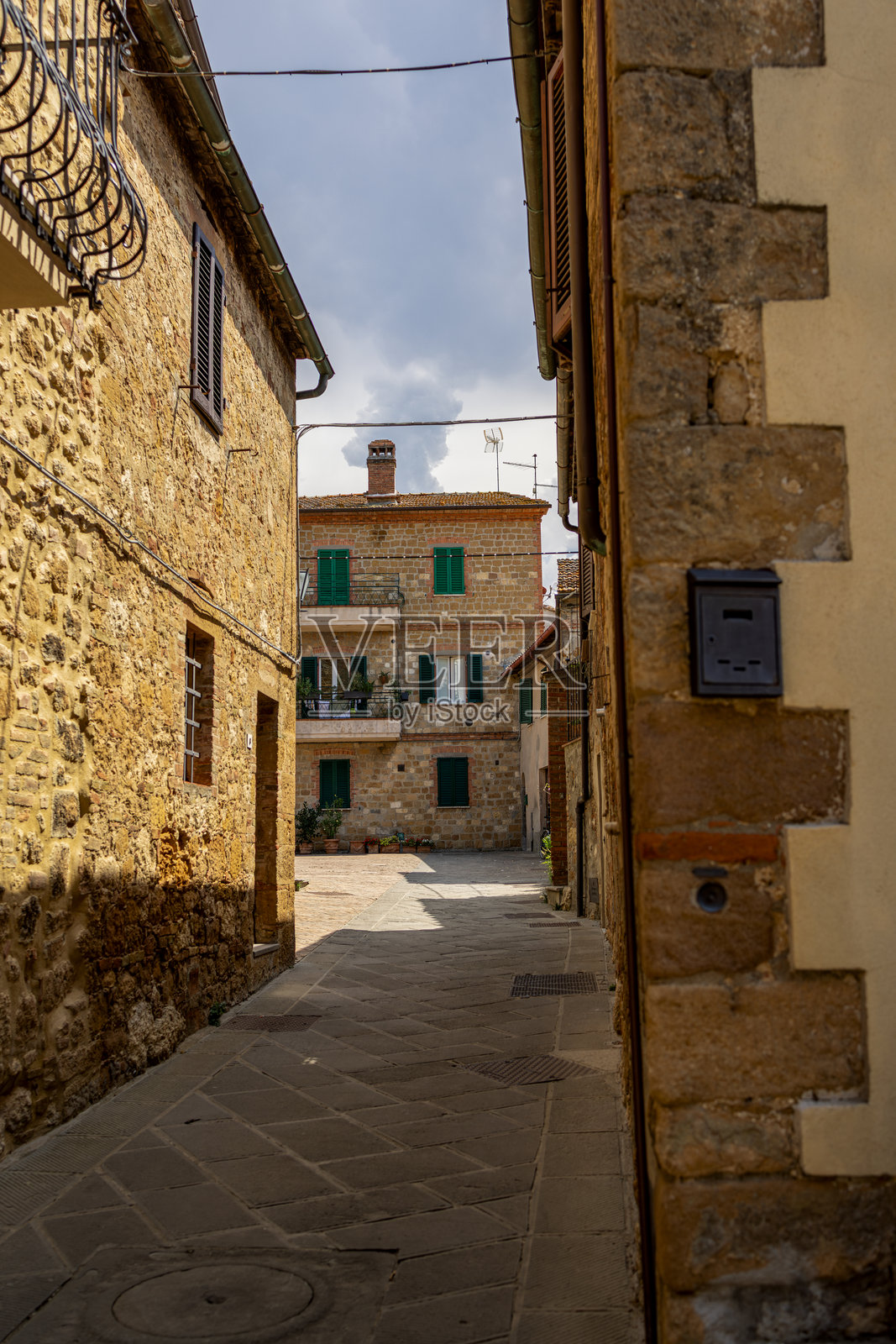 皮恩扎，奥尔恰谷的狭窄小巷照片摄影图片