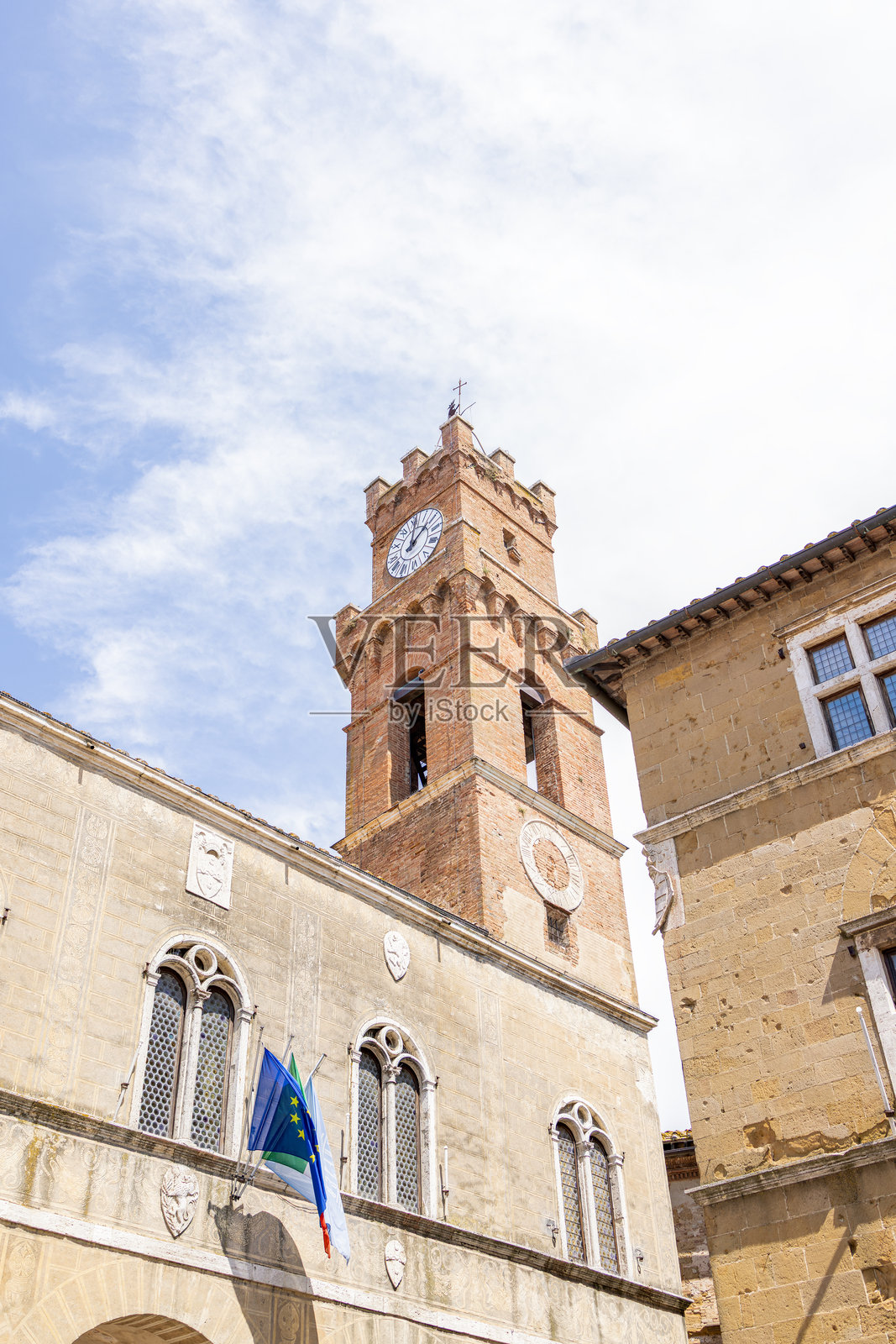 皮恩扎，奥尔恰谷的狭窄小巷照片摄影图片