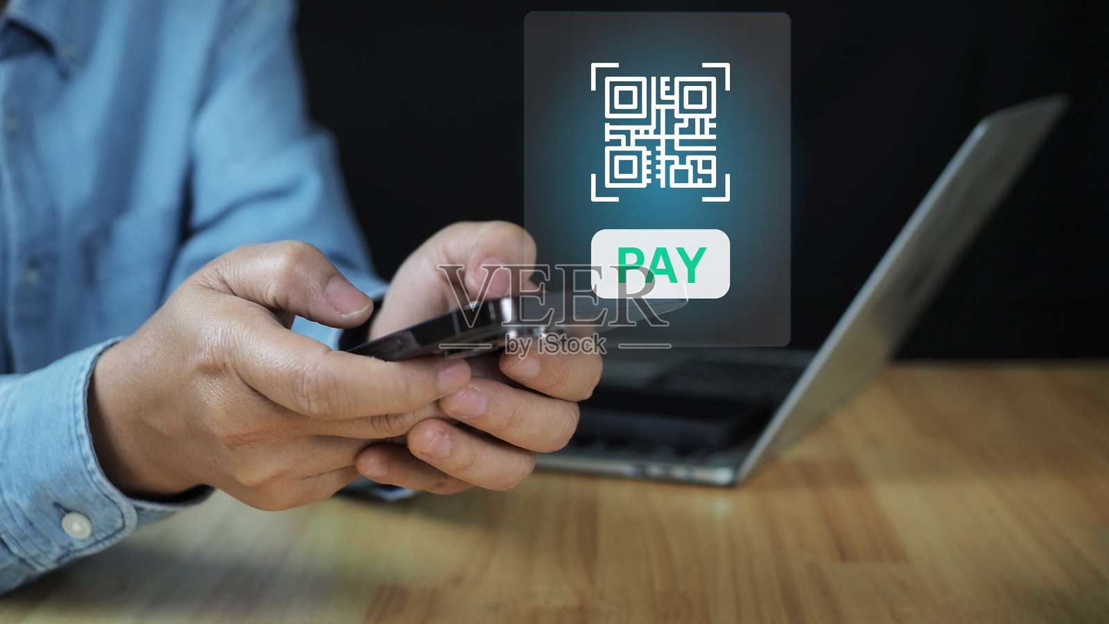 二维码扫描支付和验证。手持智能手机扫描二维码，二维码支付，在线购物，无现金技术概念。商店接受无现金数字支付。照片摄影图片