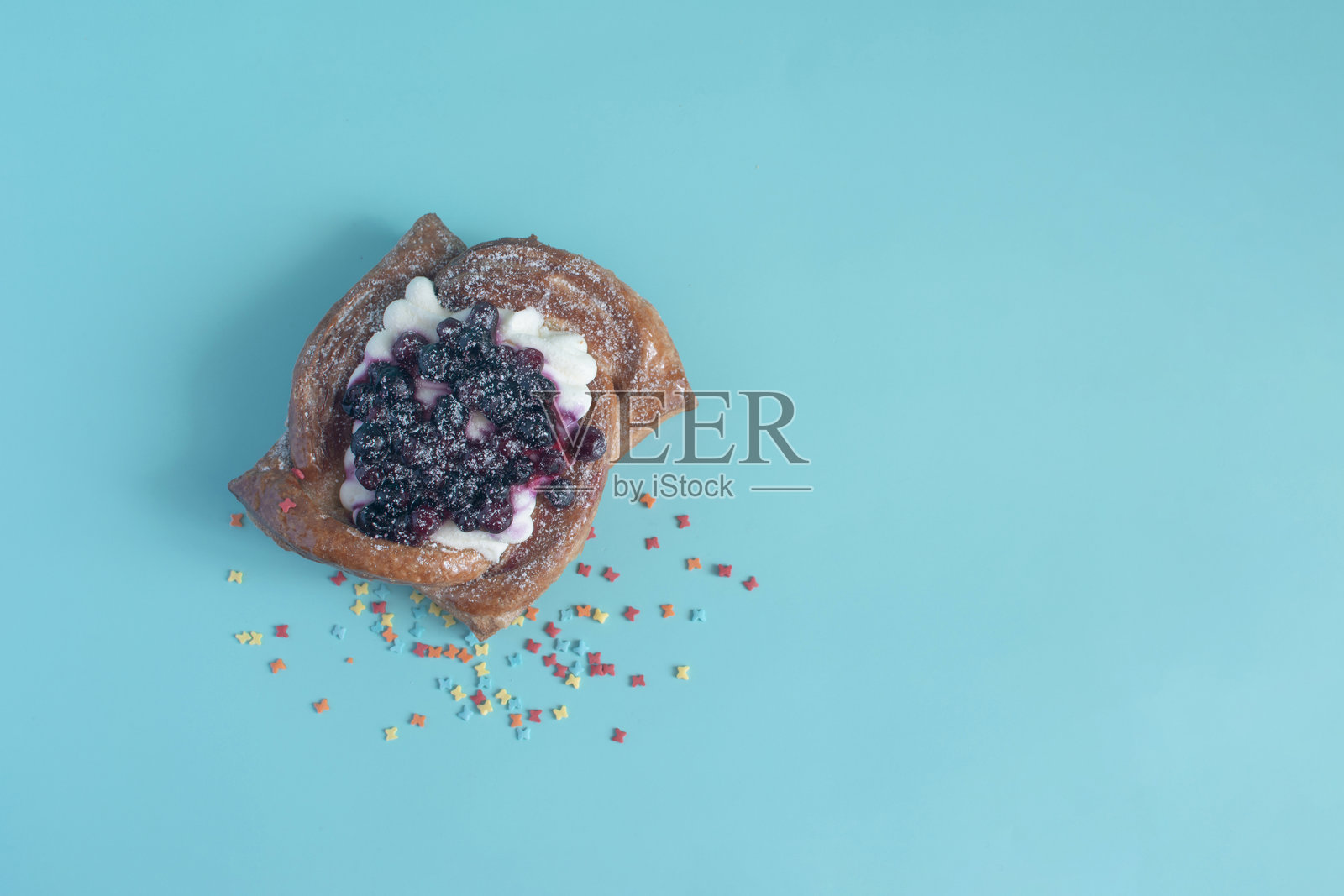 一块新鲜的蛋糕，上面有空气奶油和红色浆果，背景为浅色 - 留白空间。照片摄影图片