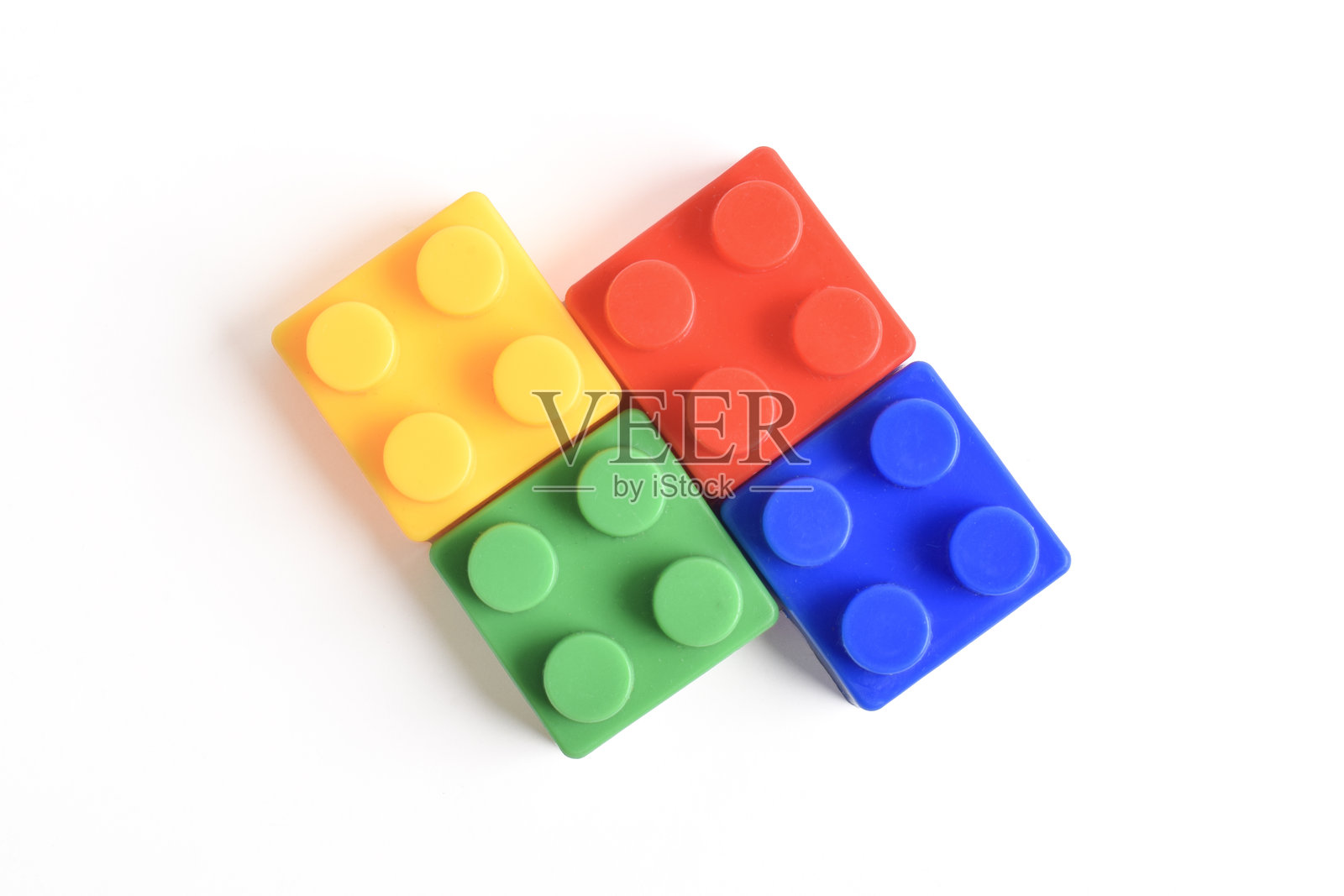 白色背景上的塑料积木照片摄影图片