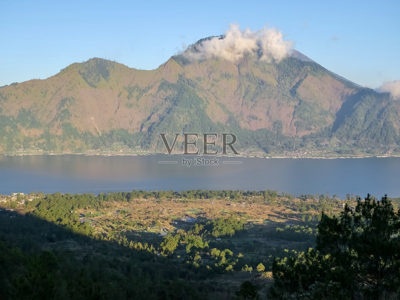 巴厘岛日落时的火山口湖照片摄影图片