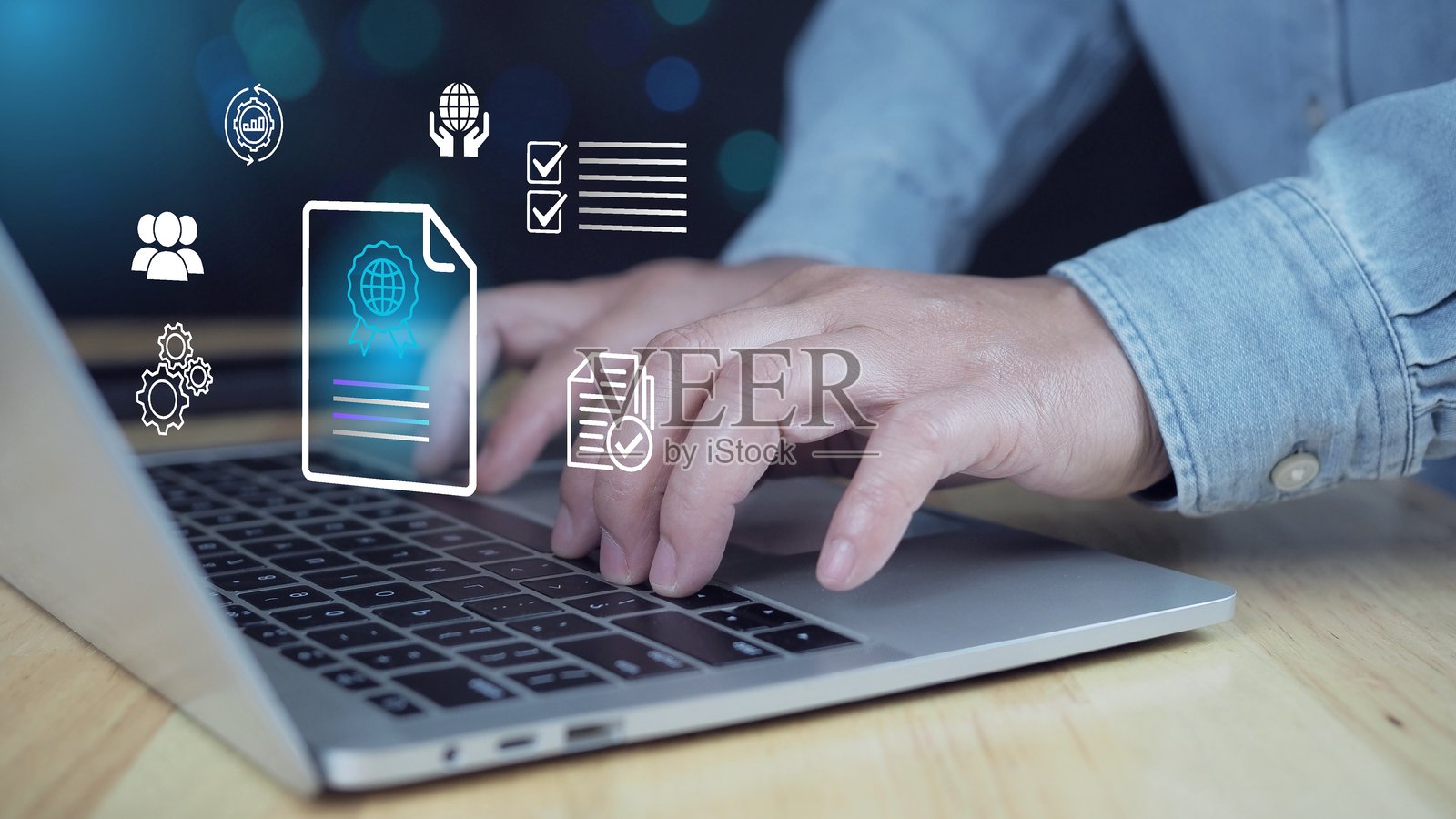 标准，产品质量管理的顶级服务。ISO认证和质量保证，商人使用笔记本电脑，旁边有质量保证和ISO文档图标。照片摄影图片
