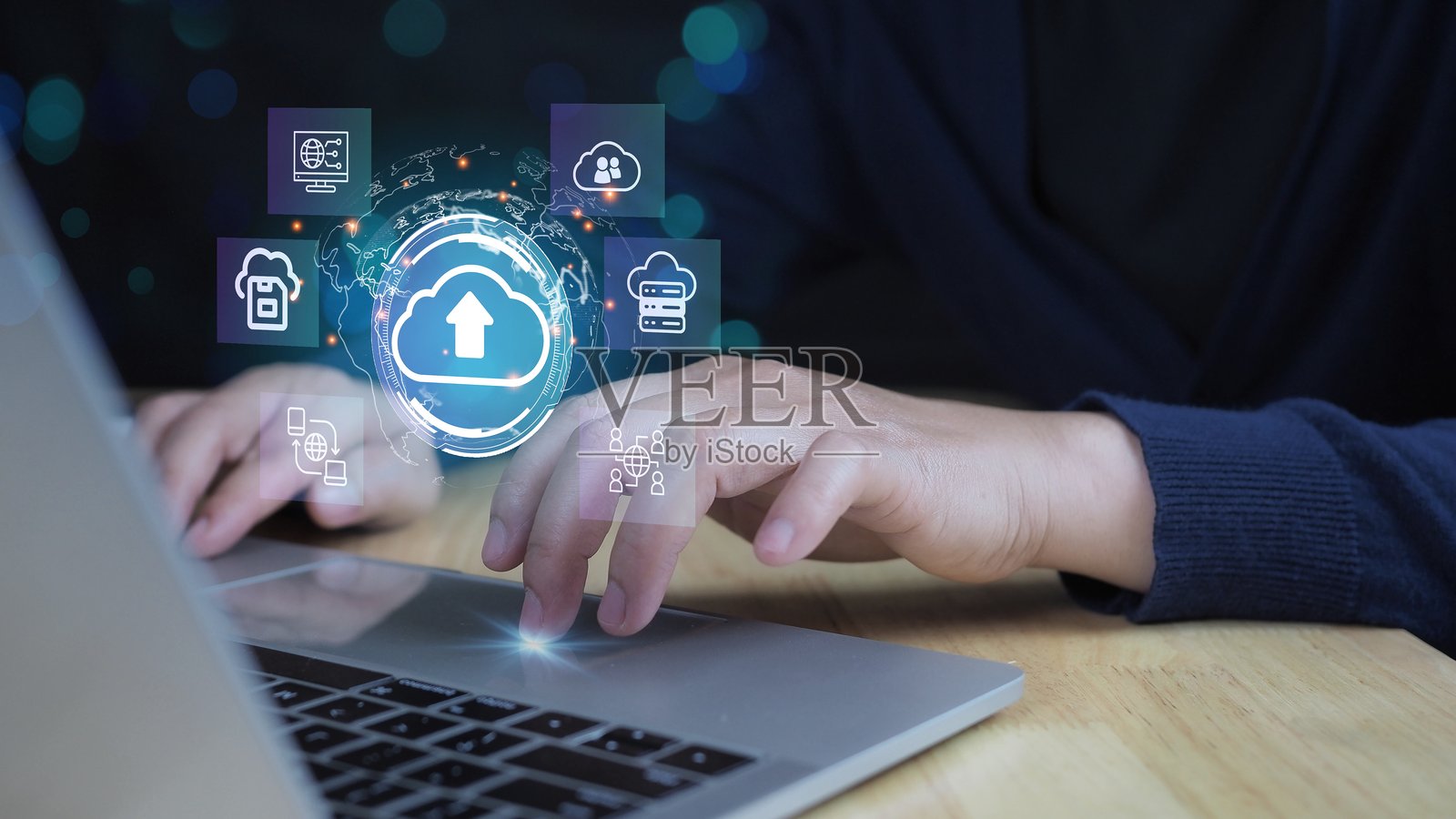 云计算与发光的全息界面，展示数据连接、人工智能、网络安全和基于云的服务。适合与技术相关的概念。照片摄影图片