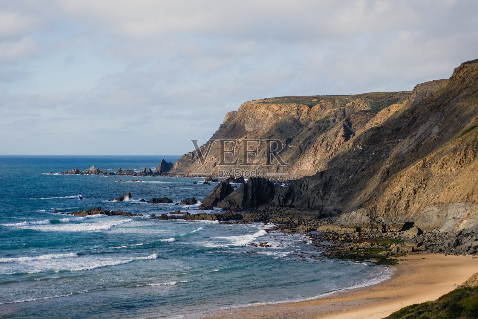 令人惊叹的海岸线激发了在普恩塔鲁伊瓦海滩冲浪的热情照片摄影图片