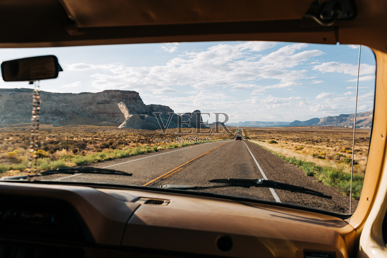 从汽车上看犹他州大水地区的89号公路穿越沙漠的景色。照片摄影图片