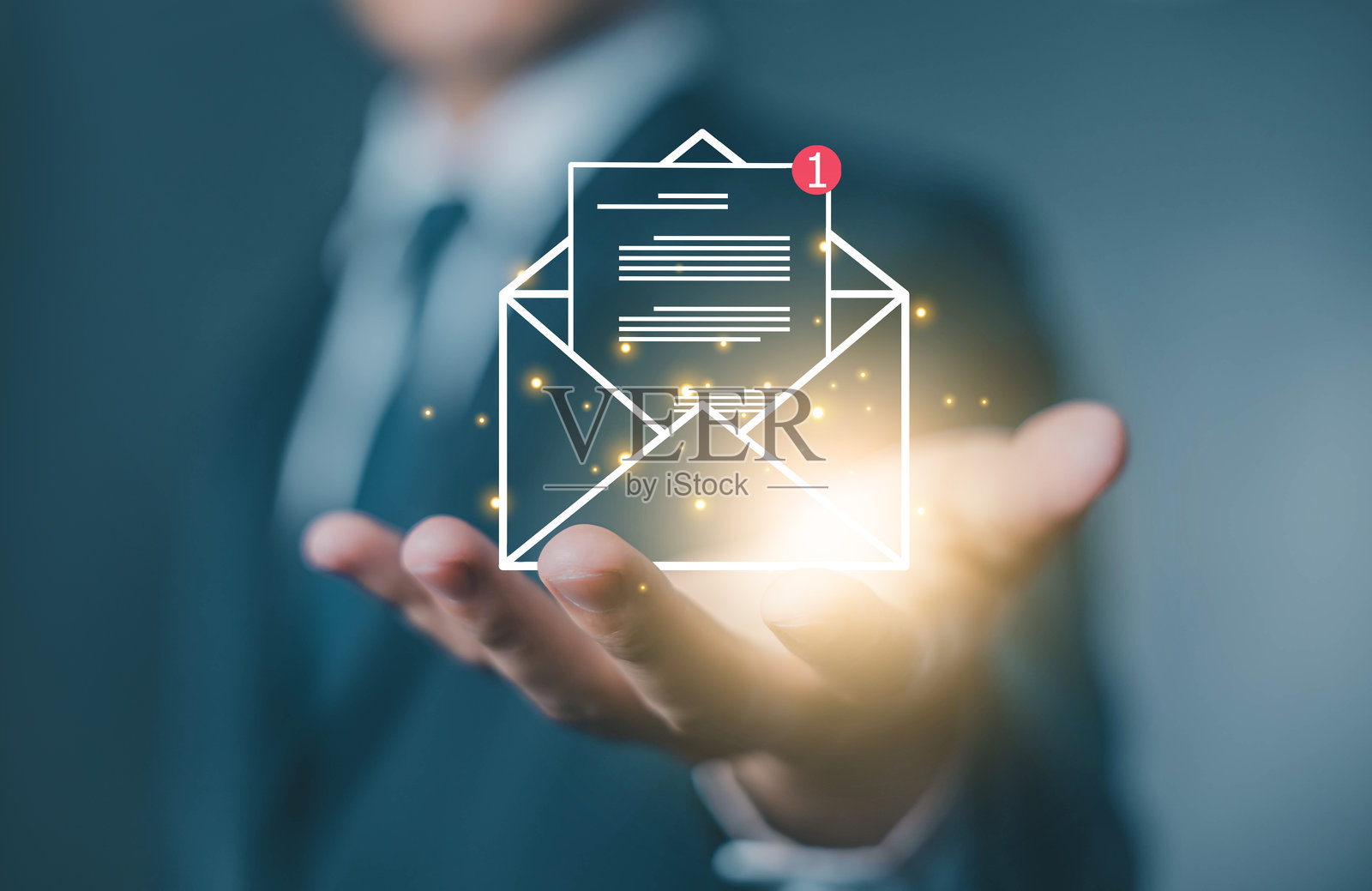 手势展示邮件。营销活动中通信和新闻的概念。电子邮件图标。照片摄影图片