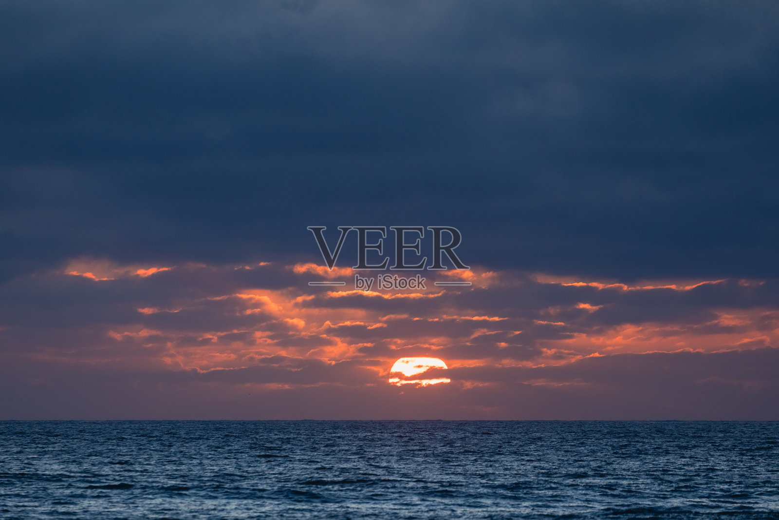 葡萄牙阿尔加维大西洋上空的日落照片摄影图片