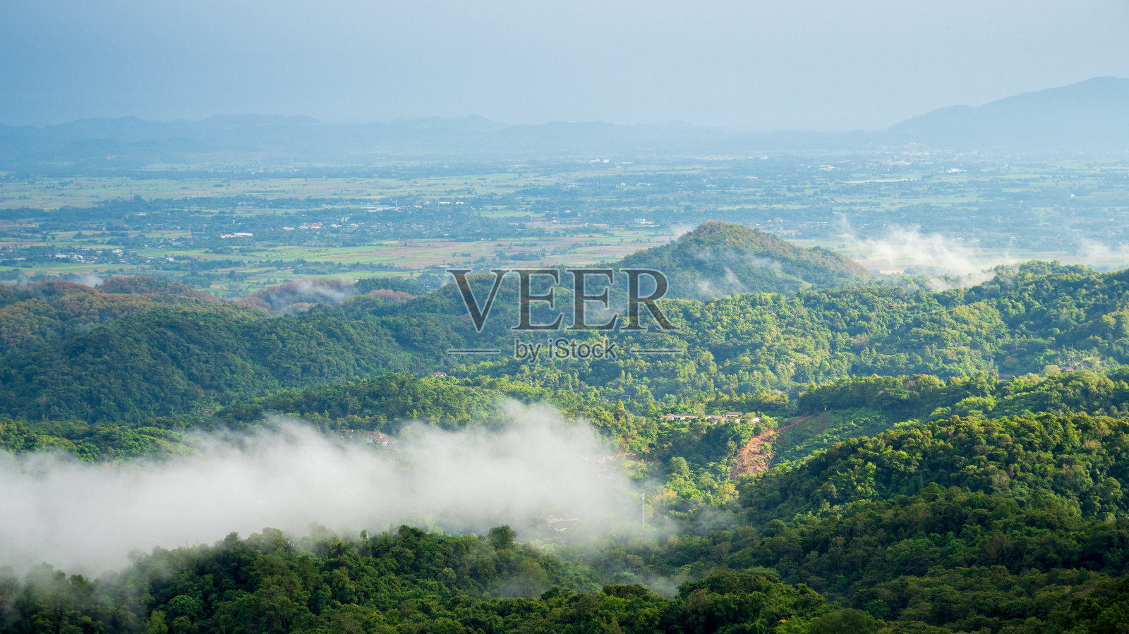 美丽的山脉风景，雾气弥漫的山脉，绿色的田园，亚洲农场。令人惊叹的山地绿色田野，草地，白云，蓝天，日出时分。乡村阳光，天堂般的风景。照片摄影图片