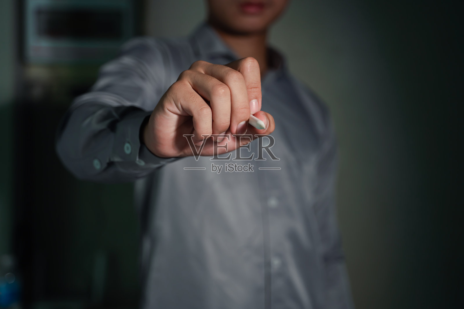 亚洲商人在办公室使用笔记本电脑计算商业税和财务数据照片摄影图片