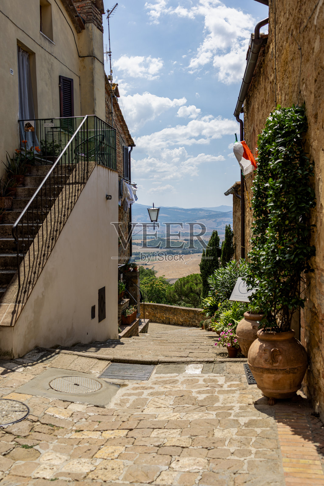 皮恩扎，奥尔恰谷的狭窄小巷照片摄影图片