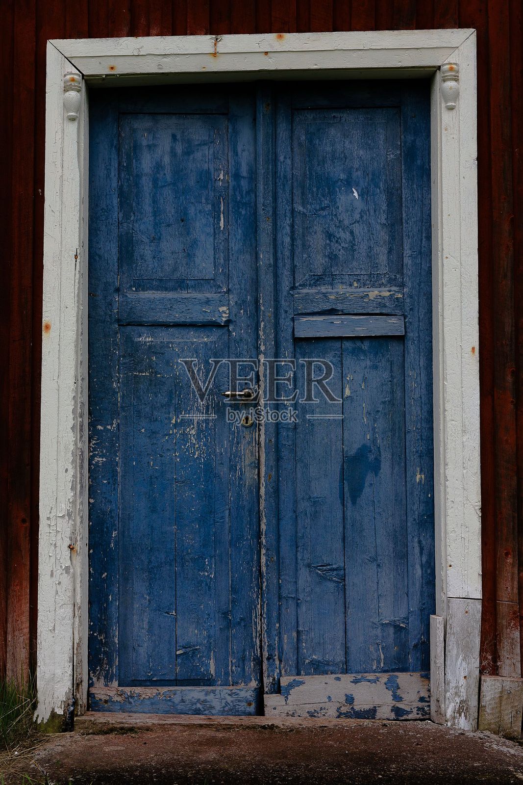 剥落油漆的蓝色门照片摄影图片