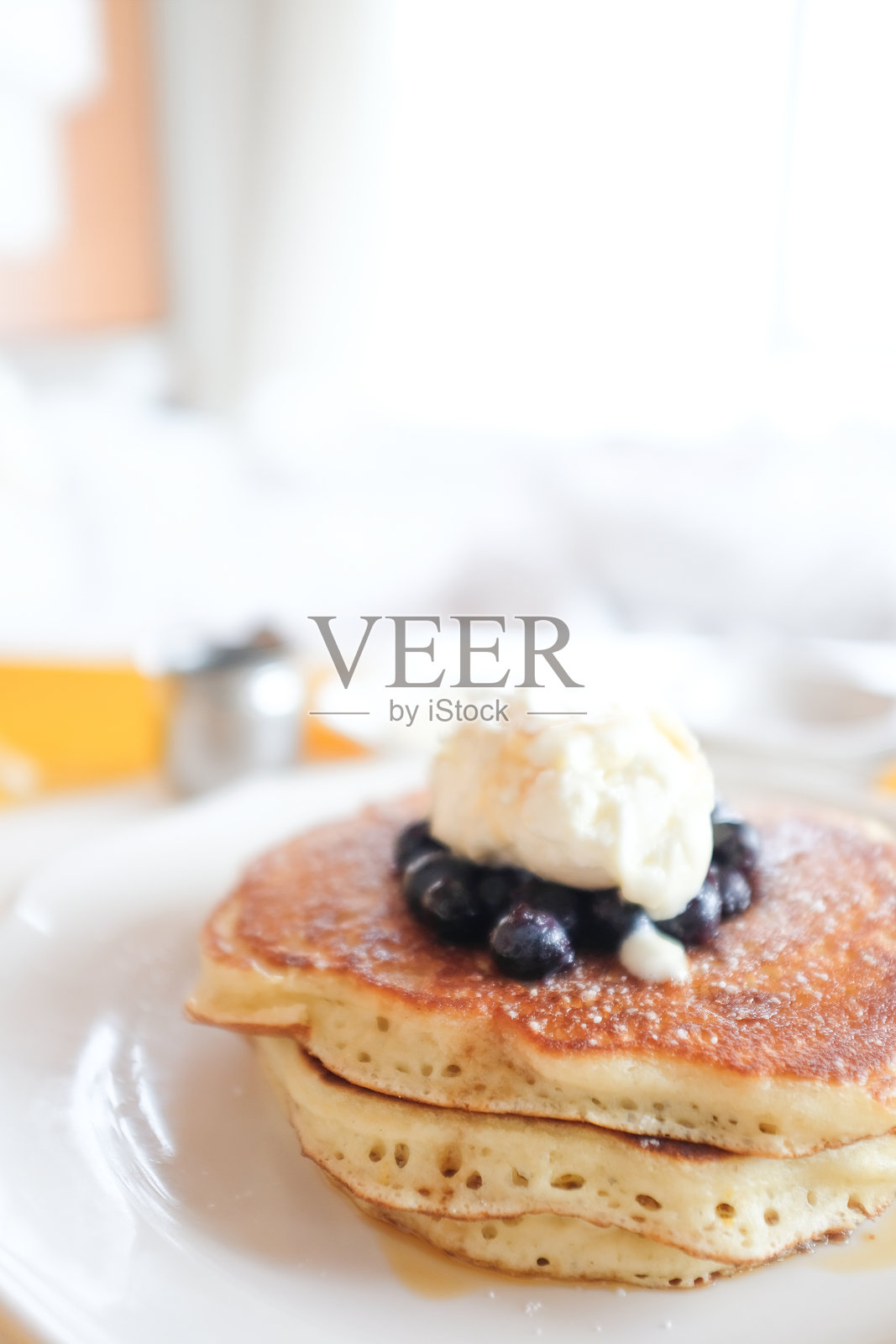 蓝莓和柠檬奶油的煎饼堆叠照片摄影图片