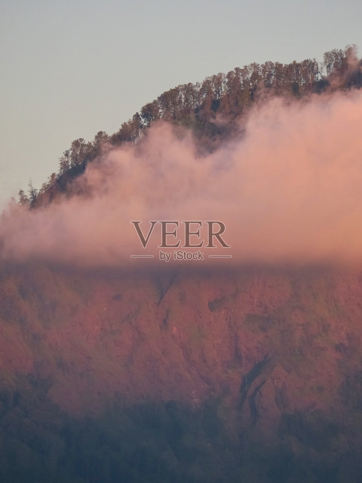 日落时云雾缭绕的山顶照片摄影图片