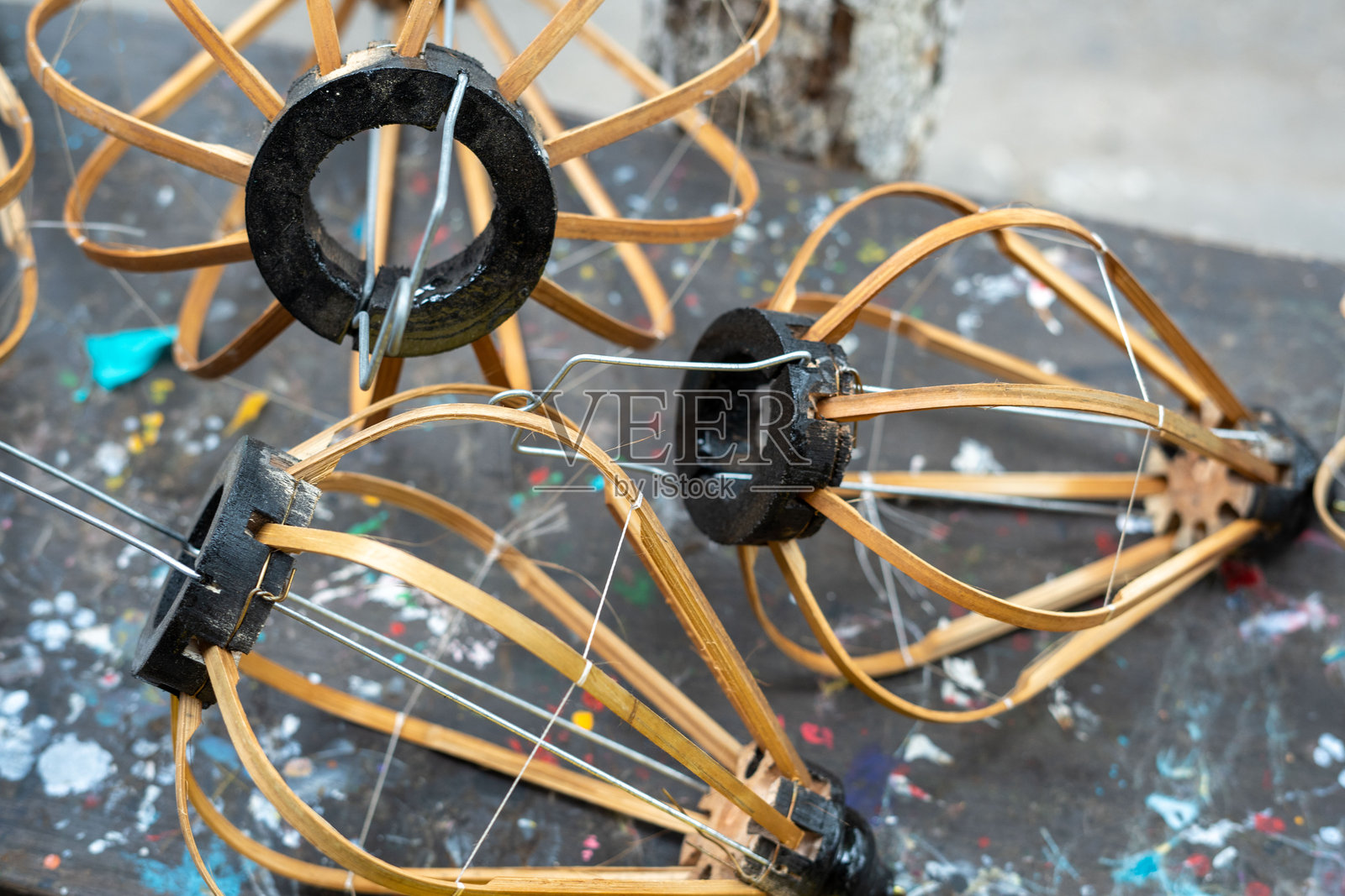 一组木制物品被放置在桌子上展示。照片摄影图片