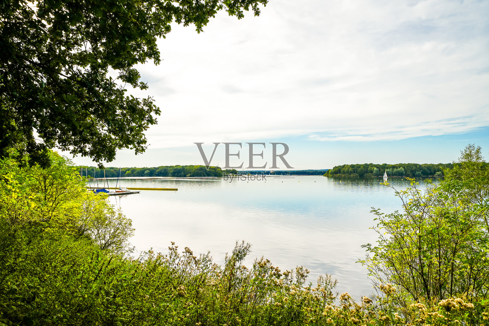 哈尔滕水库及周围自然景观。湖边的风景。哈尔滕湖附近的水坝。照片摄影图片