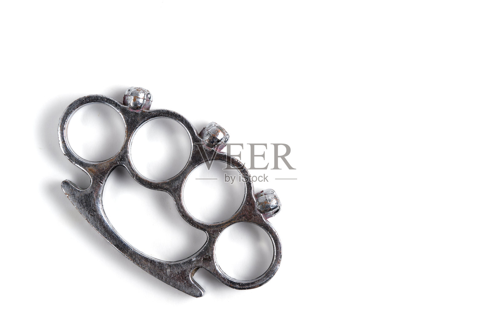 冷钢黄铜拳套，白色背景隔离。照片摄影图片