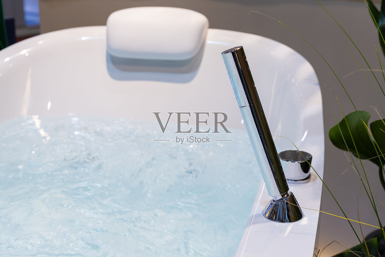 奢华的水疗浴缸，配有淋浴，适合放松使用照片摄影图片