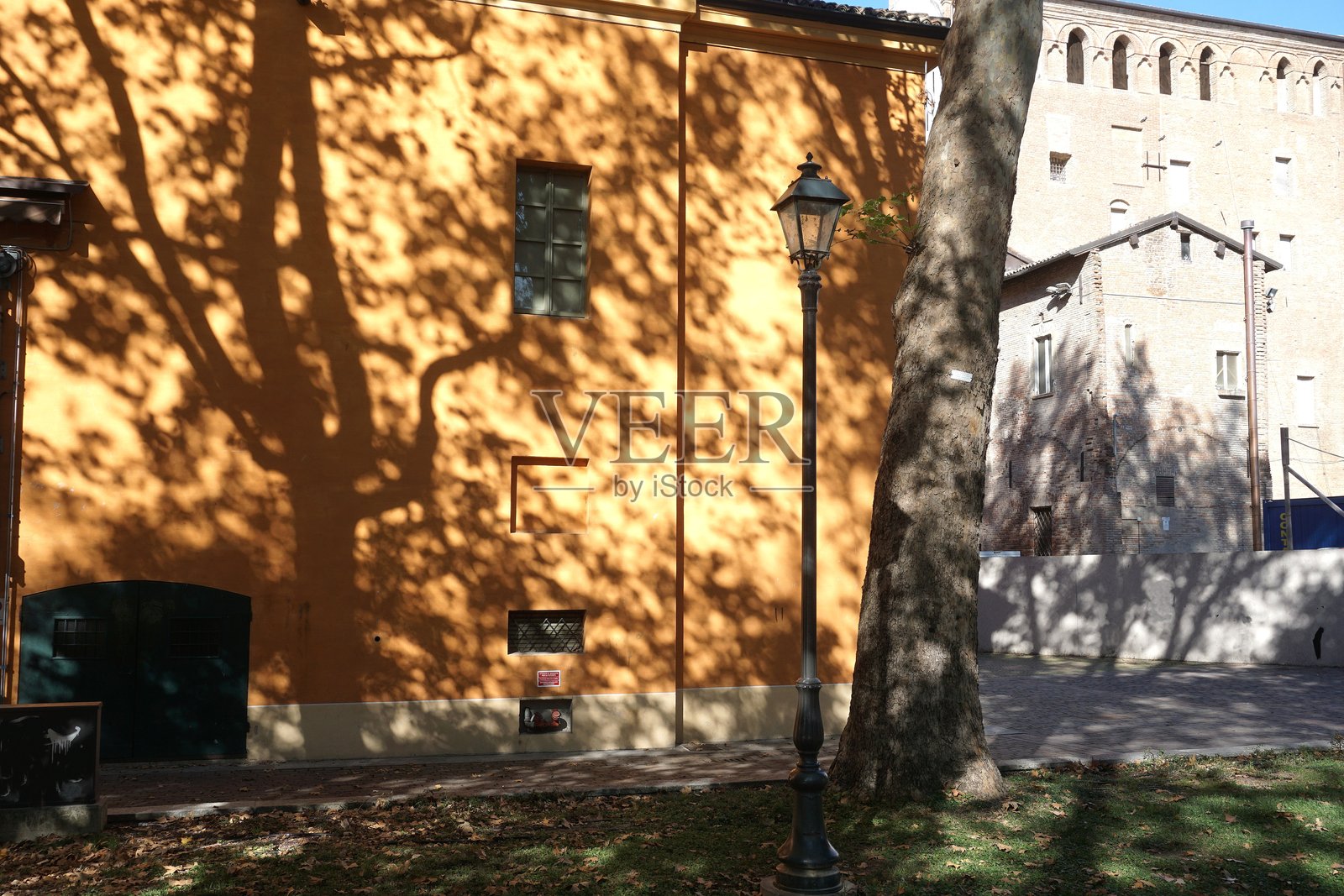 在意大利一个古老小镇的夏日午后照片摄影图片