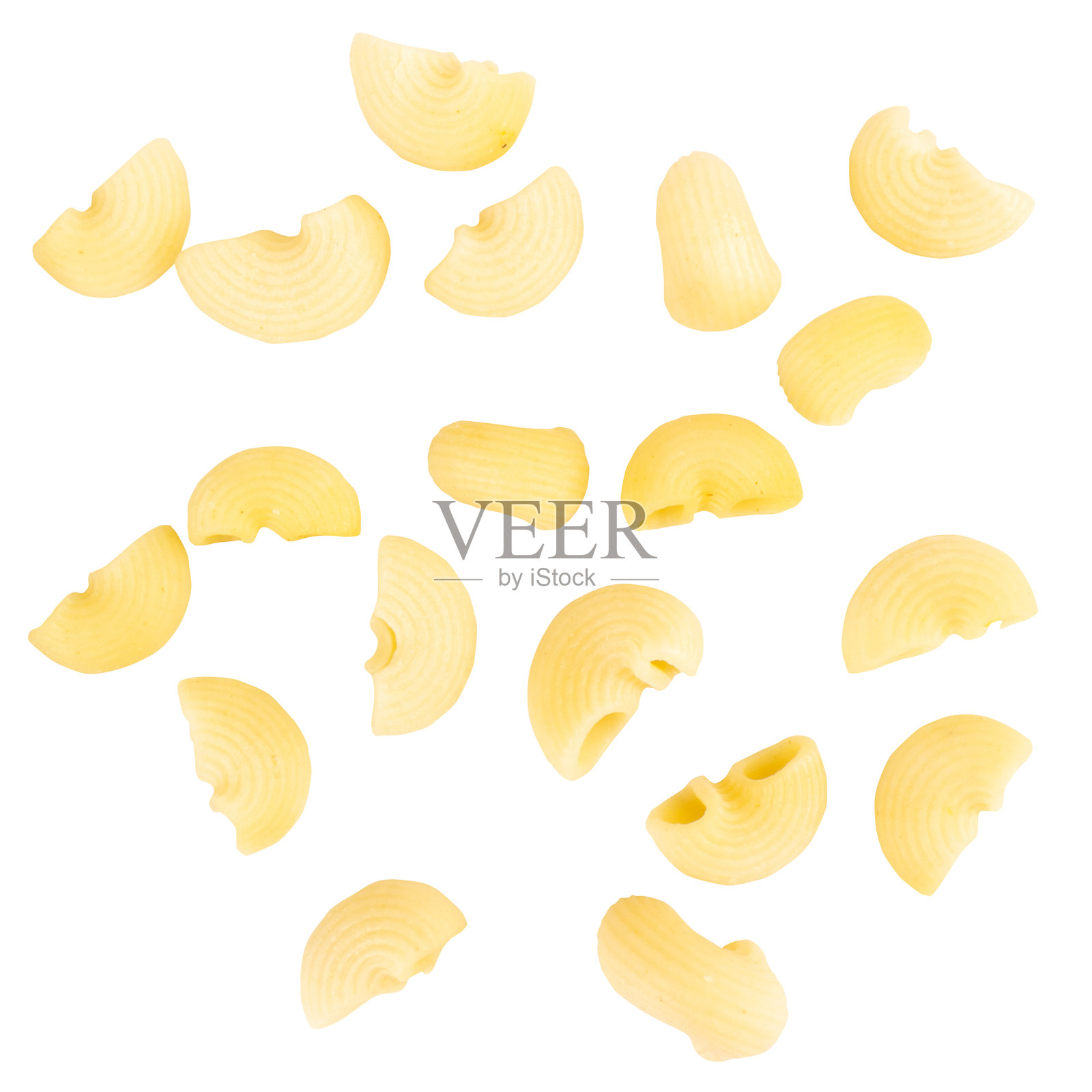 白色背景上的通心粉飞溅照片摄影图片