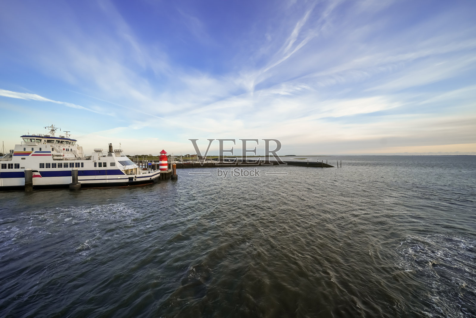 福尔岛的港口和北海景观。照片摄影图片