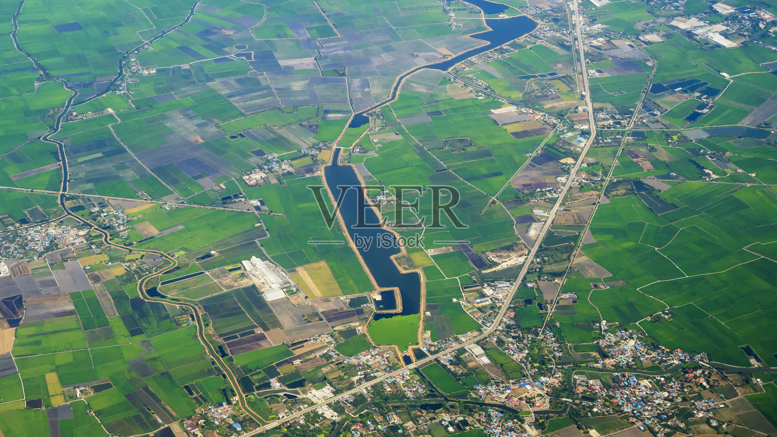 空中视角的绿色稻田梯田。夏季热带的无人机航拍，阳光明媚的日子里令人惊叹的风景。农业稻田的俯瞰视图，绿色背景下的自然稻田。照片摄影图片