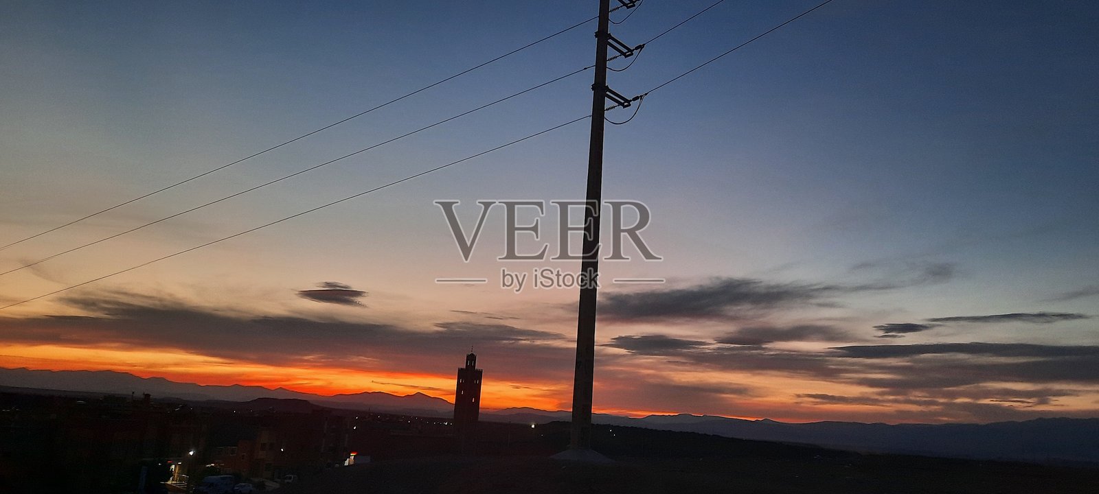 瓦尔扎扎特市的深红色日落照片摄影图片