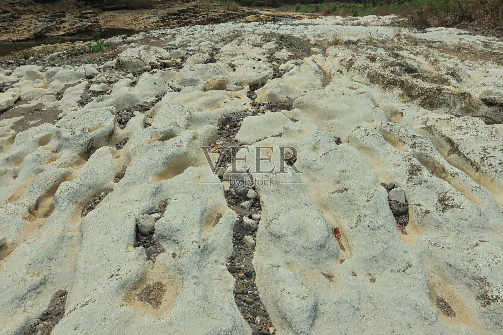 印度尼西亚干涸的河床，侵蚀的岩石通道和散落的石头照片摄影图片