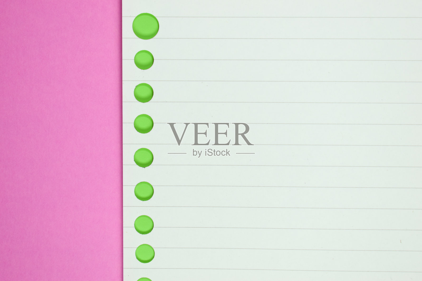 粉色背景上的线纸纹理，空白笔记本页照片摄影图片