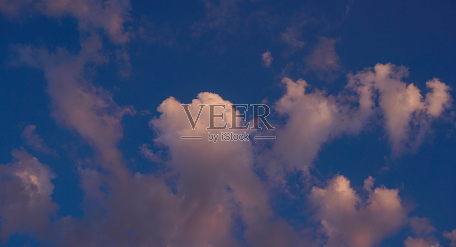 天空中的红云照片摄影图片