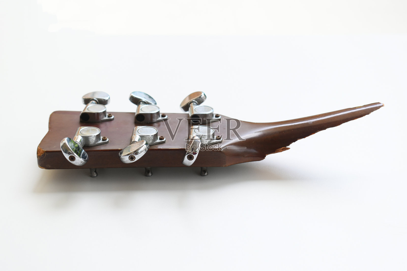 破损的木制原声吉他的一部分，孤立在白色背景上照片摄影图片