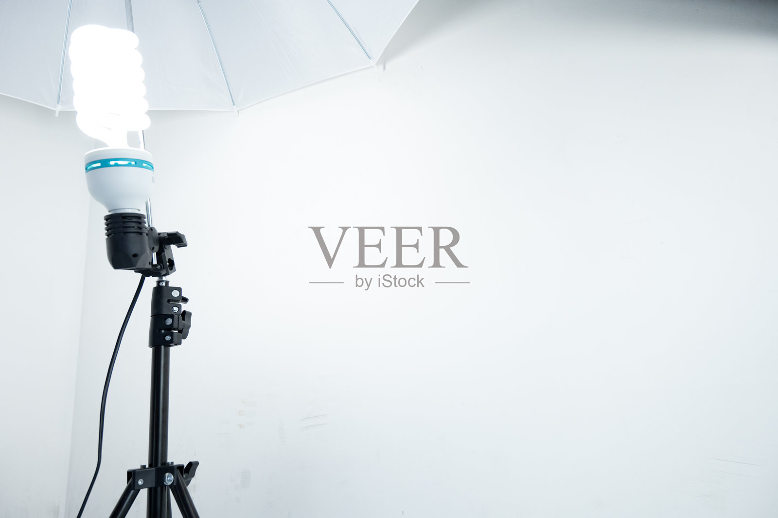 三脚架上的摄影棚闪光灯拍摄照片摄影图片