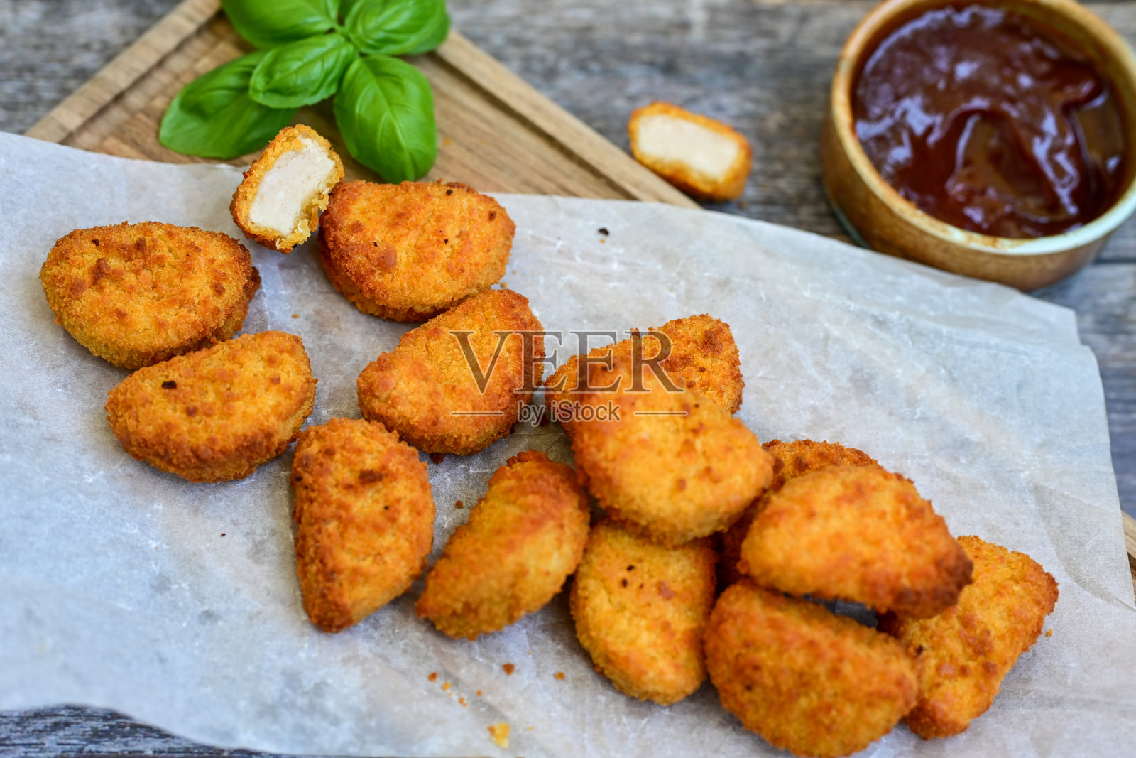 酥脆的烤鸡块照片摄影图片