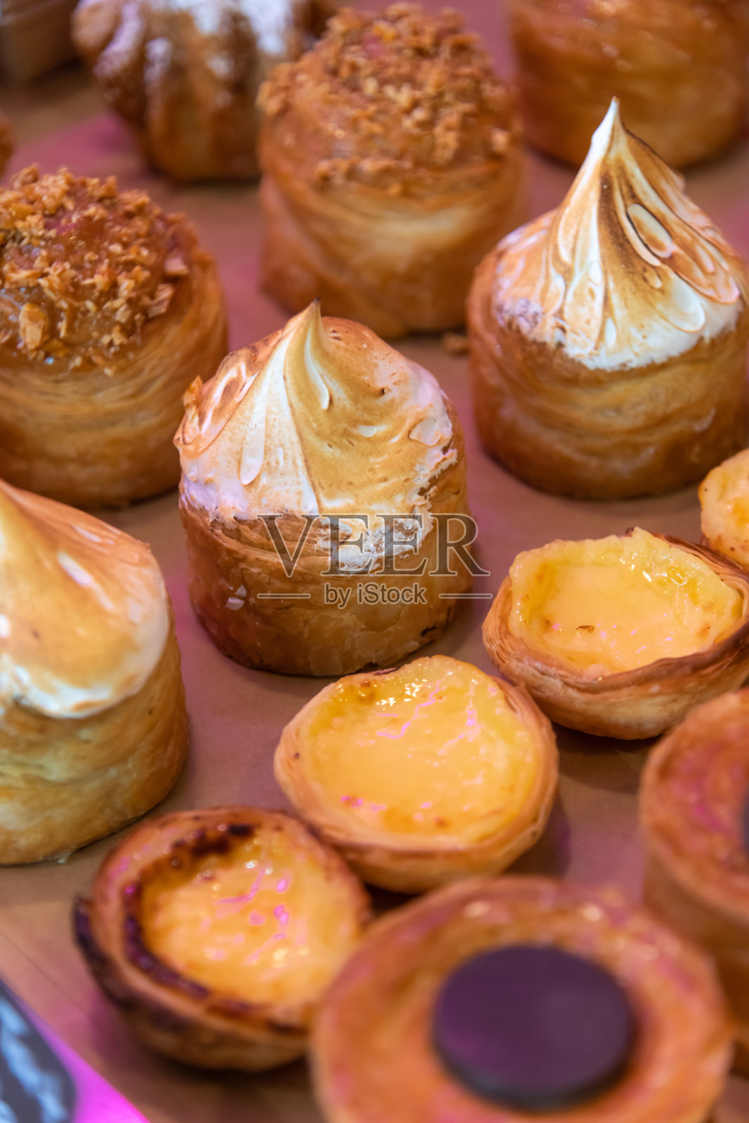 当地面包店展示的美味糕点组合照片摄影图片