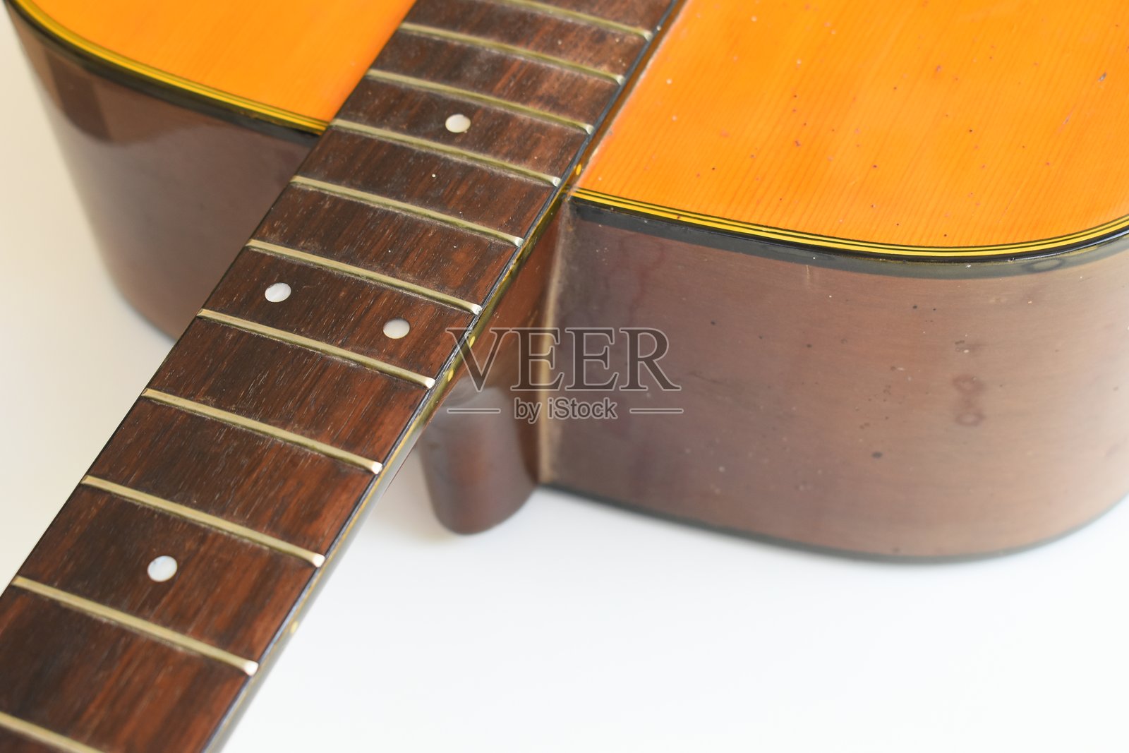 棕色木质原声吉他，孤立在白色背景上照片摄影图片