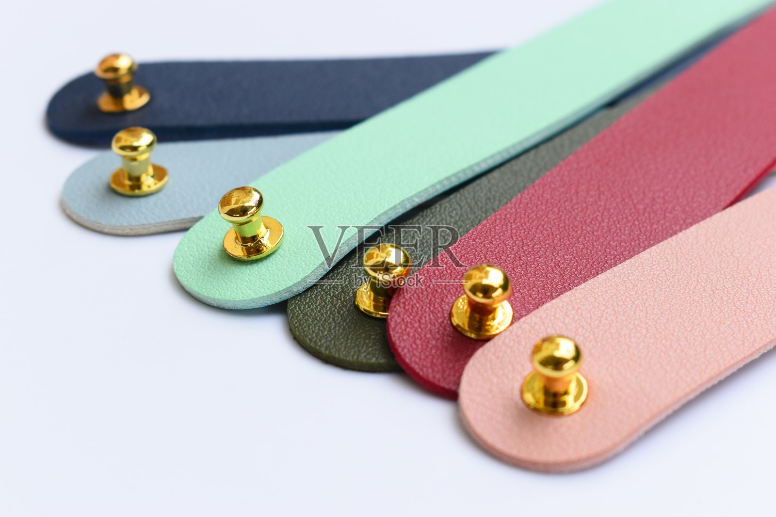 粉彩色的皮革带子，孤立在白色背景上照片摄影图片