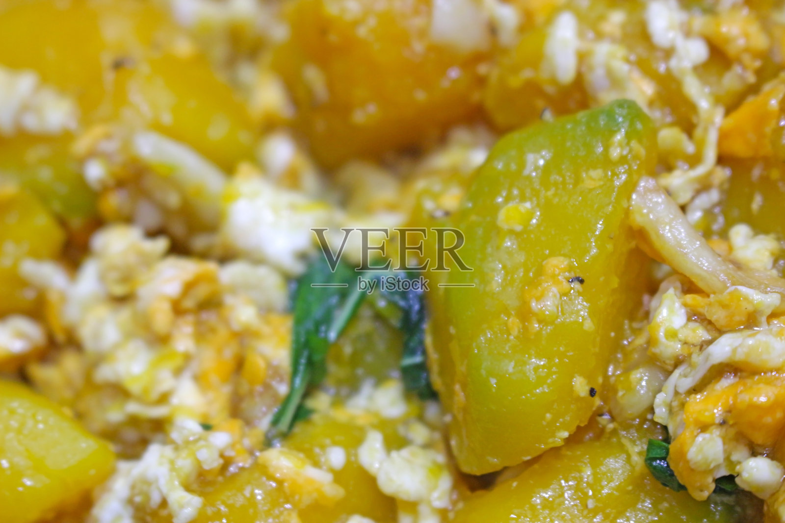 特写镜头：煮熟的南瓜与鸡蛋混合在一起照片摄影图片