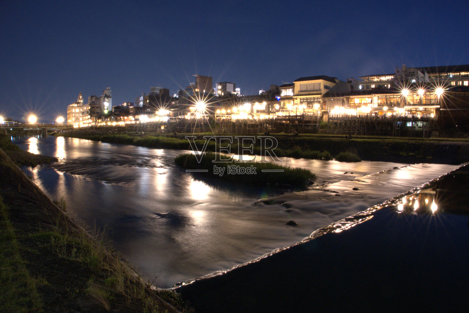 从京都鴨川对岸俯瞰夏季的走廊景色照片摄影图片