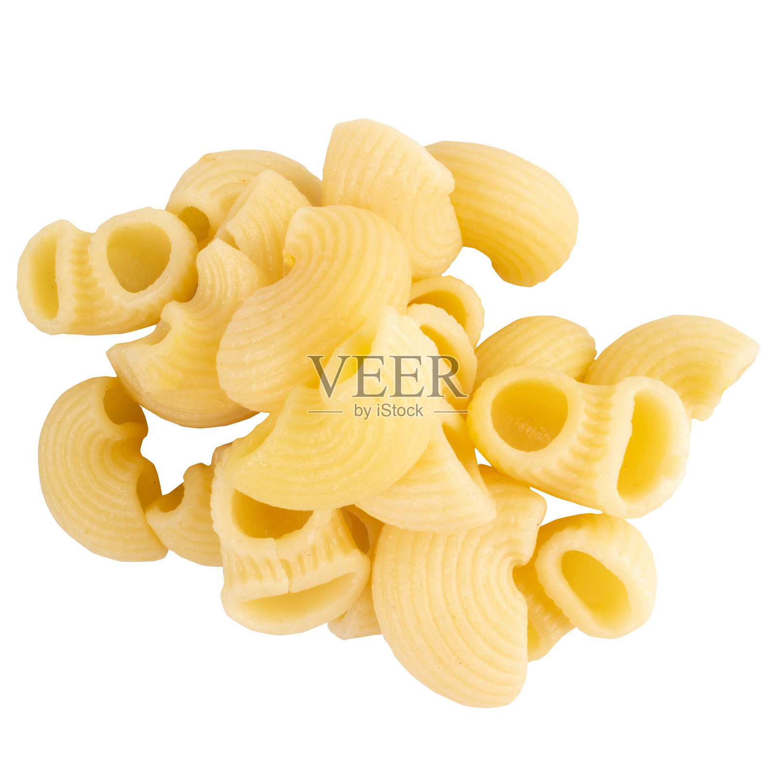 白色背景上的一堆通心粉照片摄影图片