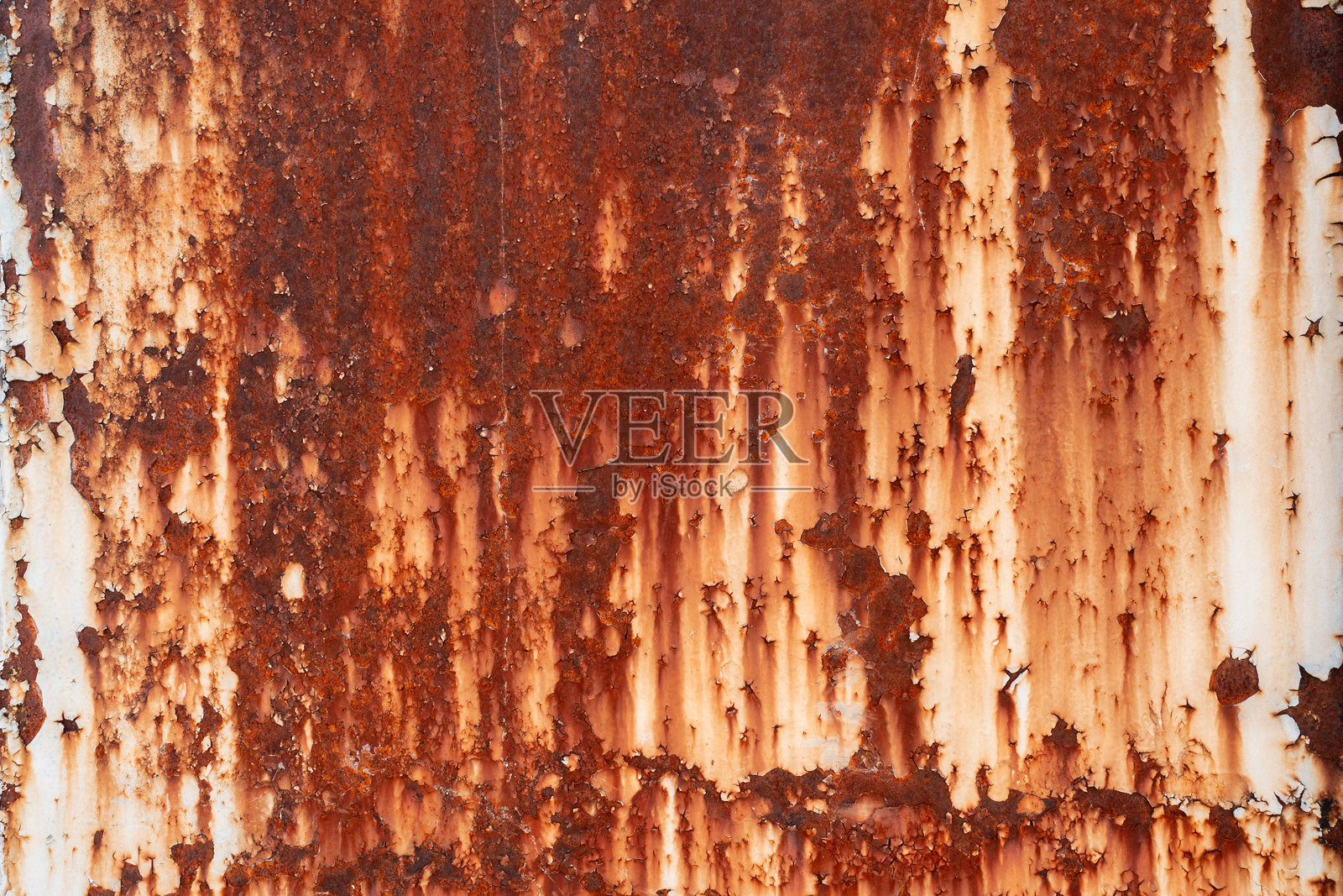 严重生锈和剥落的白色金属表面，显著的垂直锈迹形成了粗糙的纹理。照片摄影图片