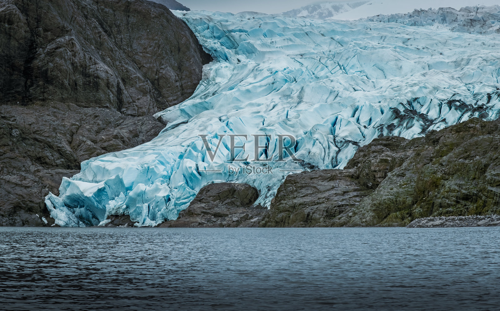 阿拉斯加朱诺附近门登霍尔冰川的特写视图照片摄影图片