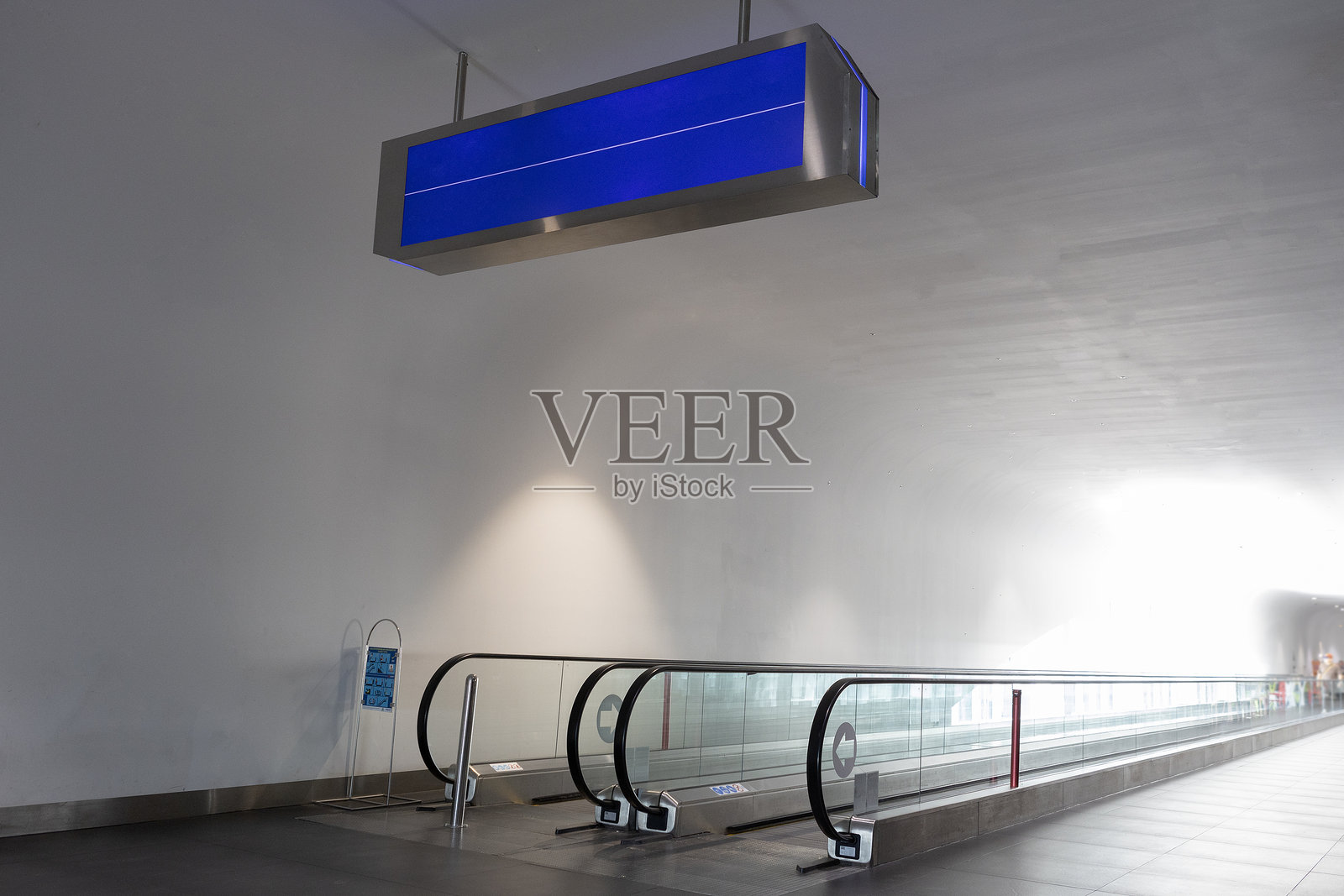 机场内的移动人行道以提供便利照片摄影图片