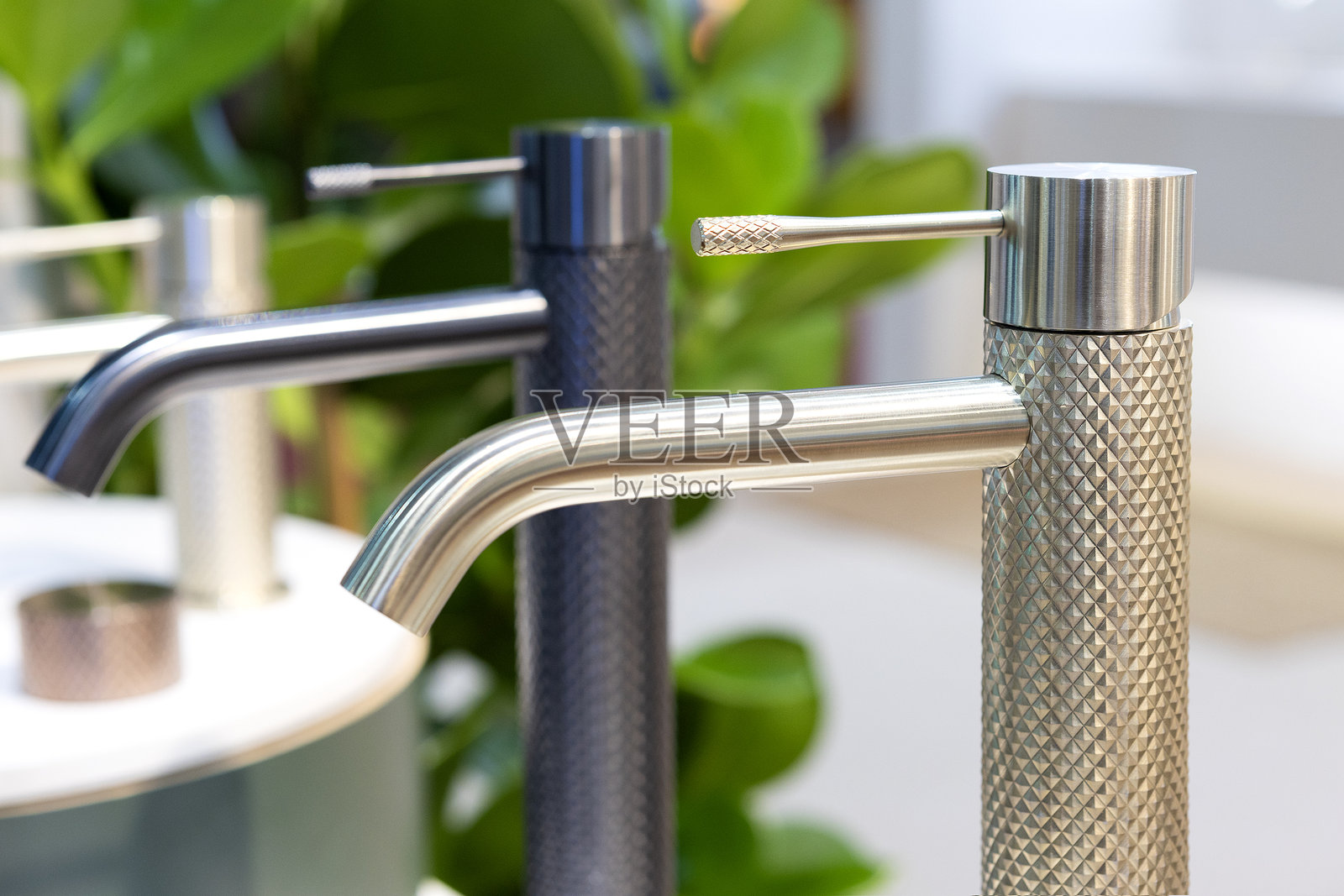 展位上展示待售的不锈钢水槽龙头照片摄影图片