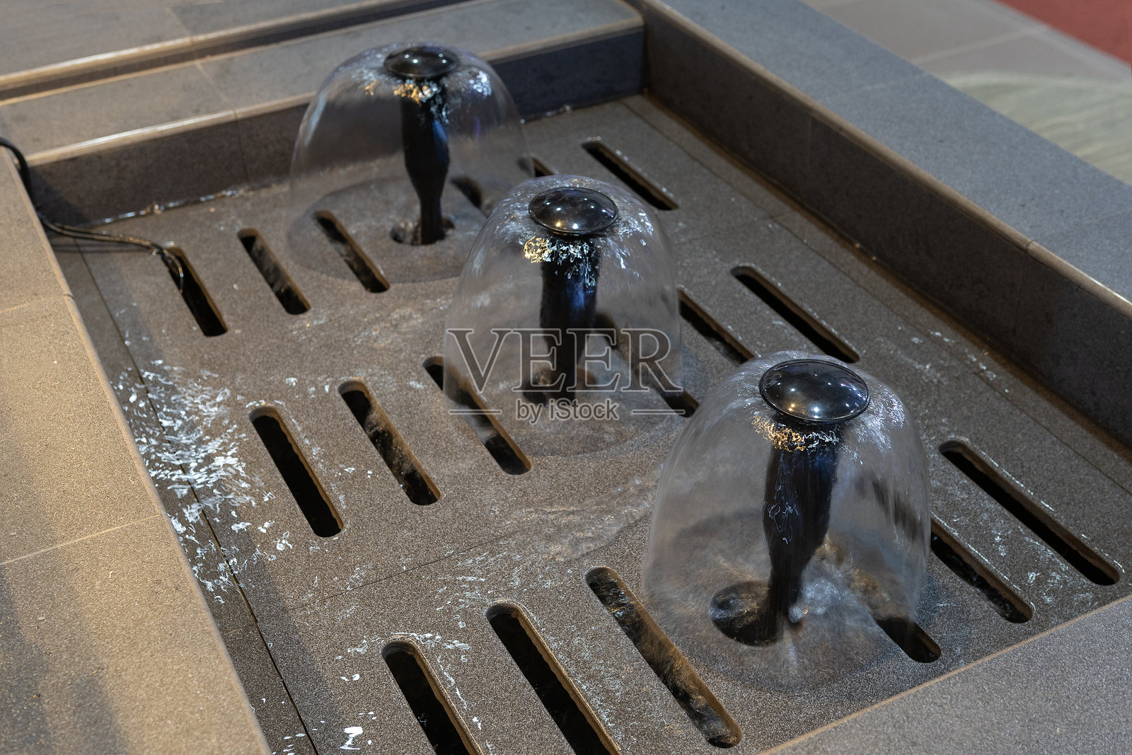 小型花园装饰喷泉展示照片摄影图片