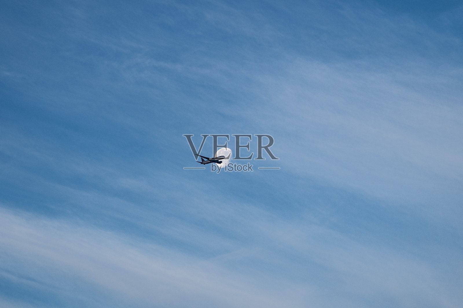 早晨月亮前的飞机照片摄影图片