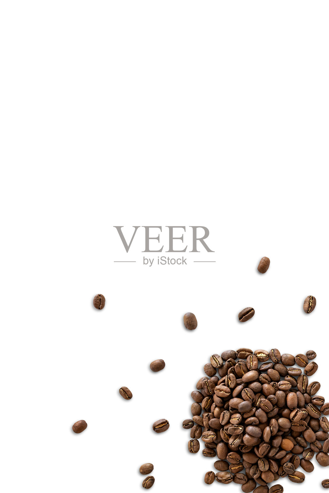 从上方俯视的白色背景上，一堆有机全烘焙咖啡豆的特写图。照片摄影图片