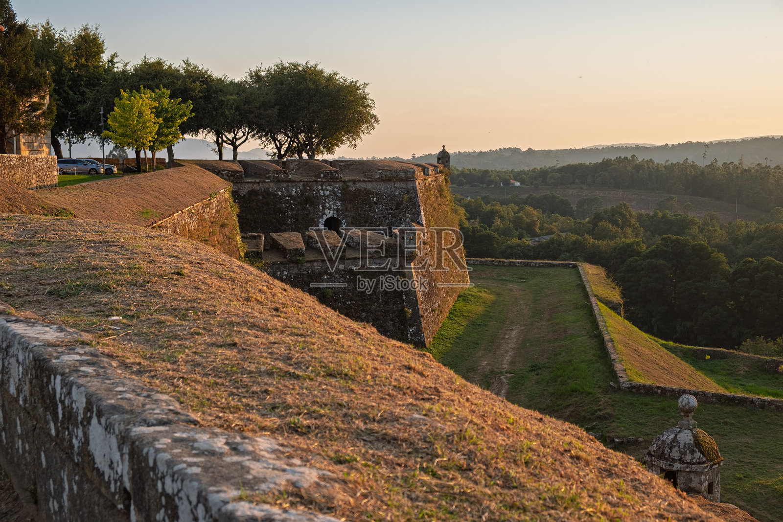 在日落时分，部分展示北葡萄牙瓦伦萨堡垒城市的城墙照片摄影图片