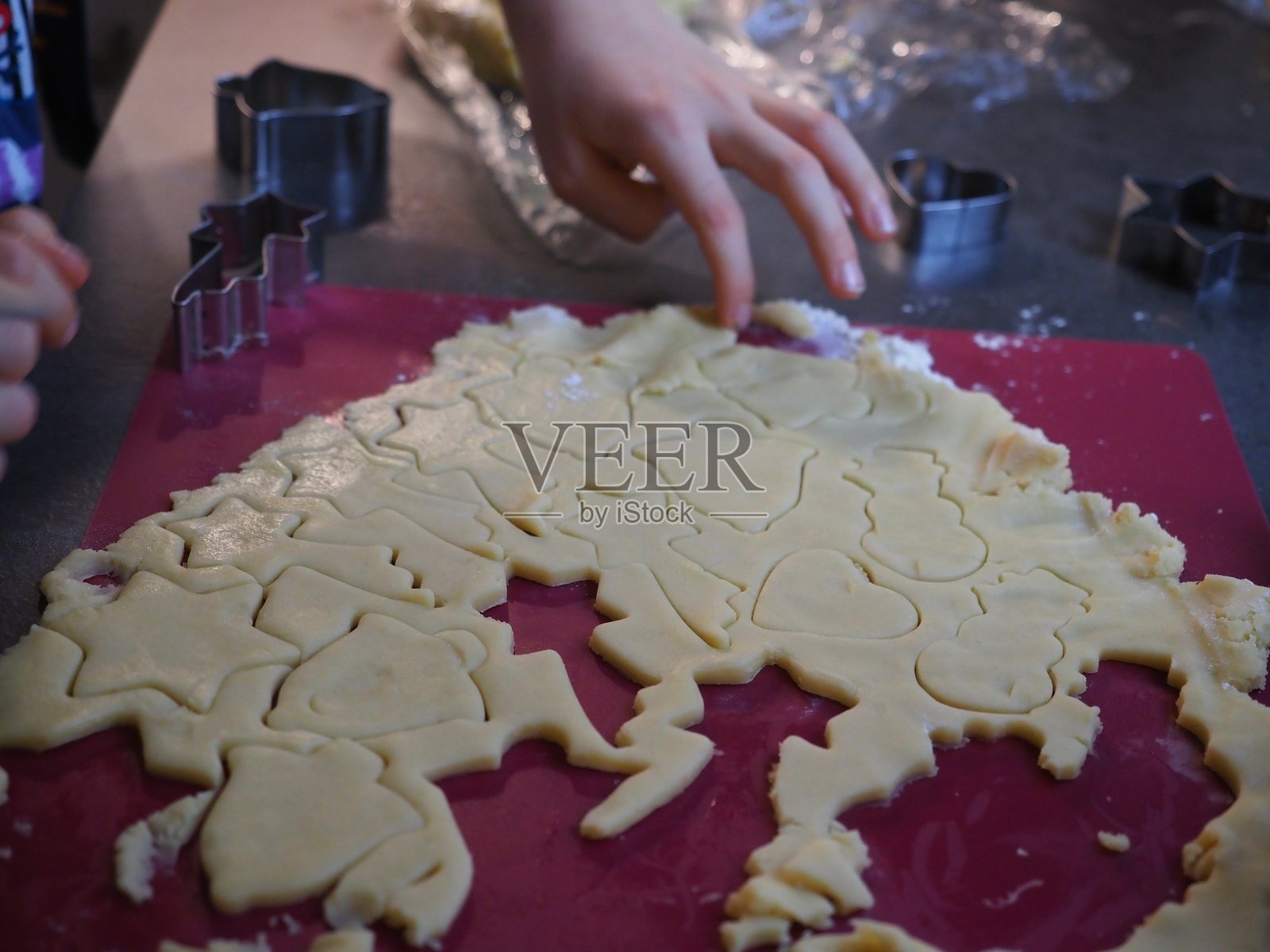 和孩子们一起为圣诞节烘焙饼干照片摄影图片