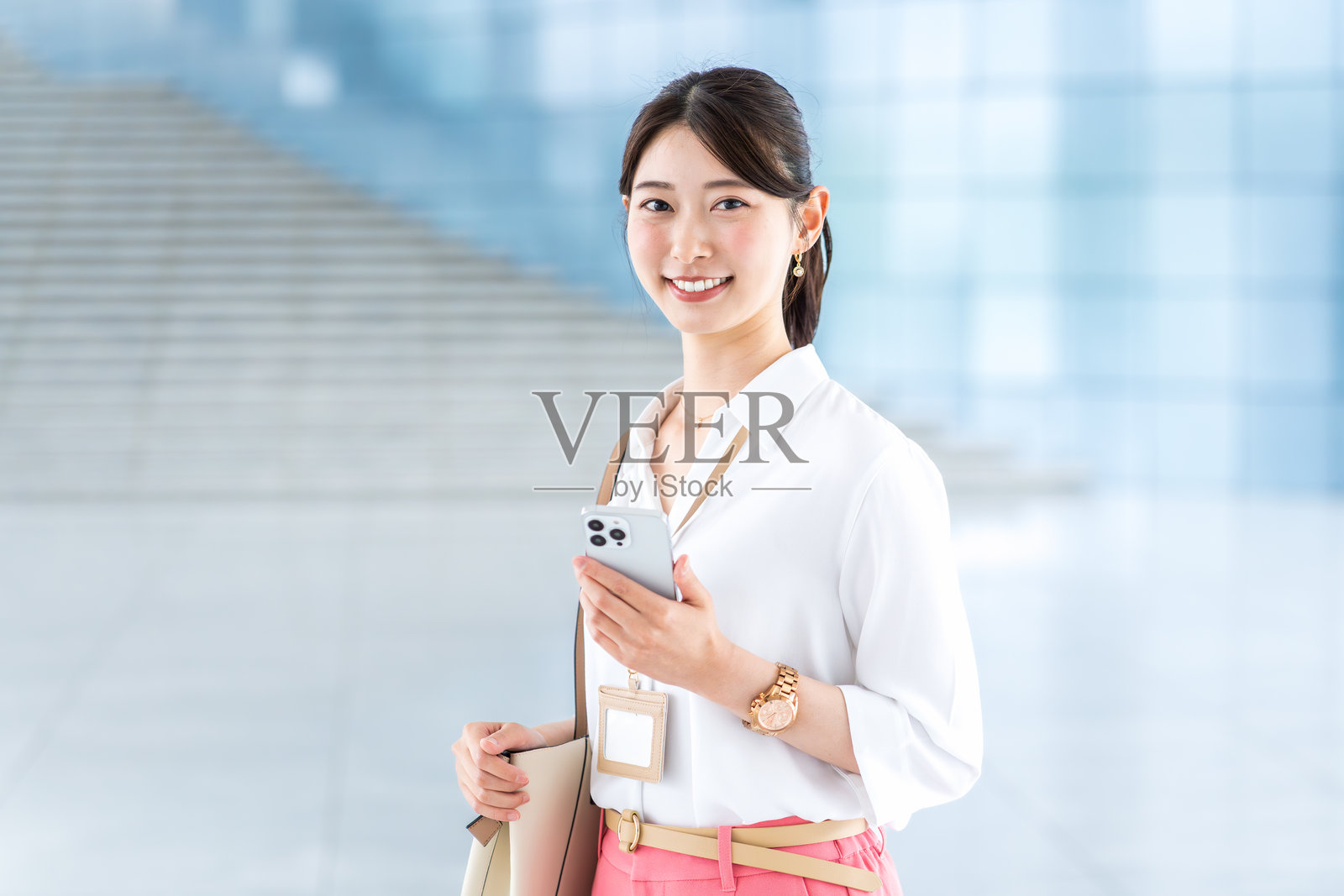 年轻女性在购物。照片摄影图片