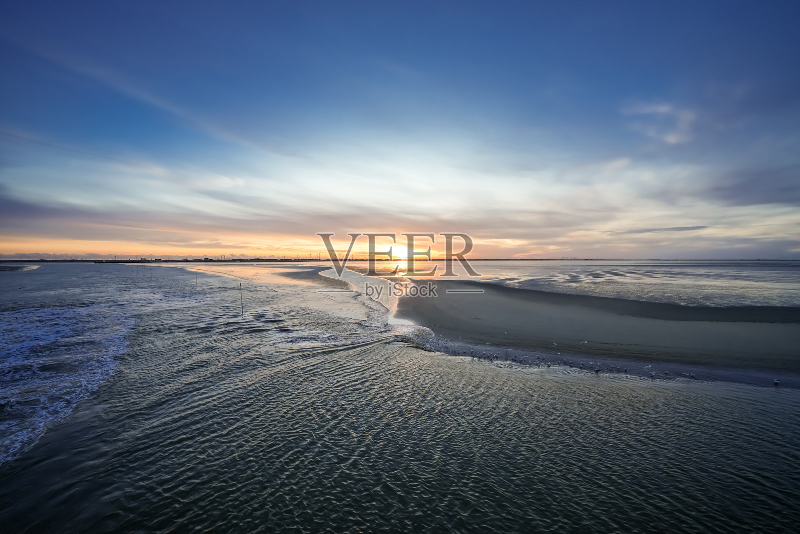 达格比尔附近的风景。北海海岸的自然景观与日出。海面上的朝阳。照片摄影图片
